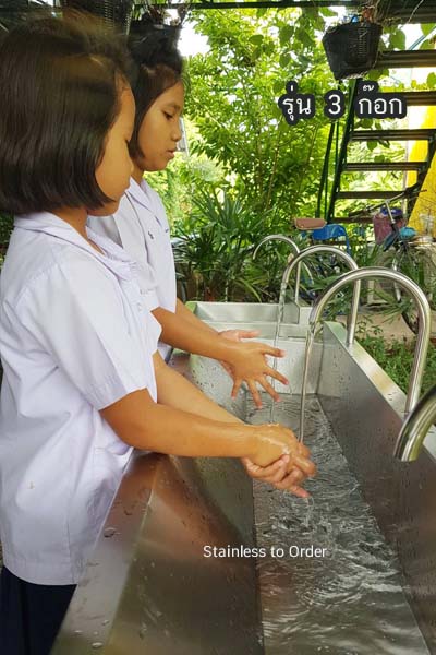 อ่างล้างมือเท้าเหยียบของนักเรียน
